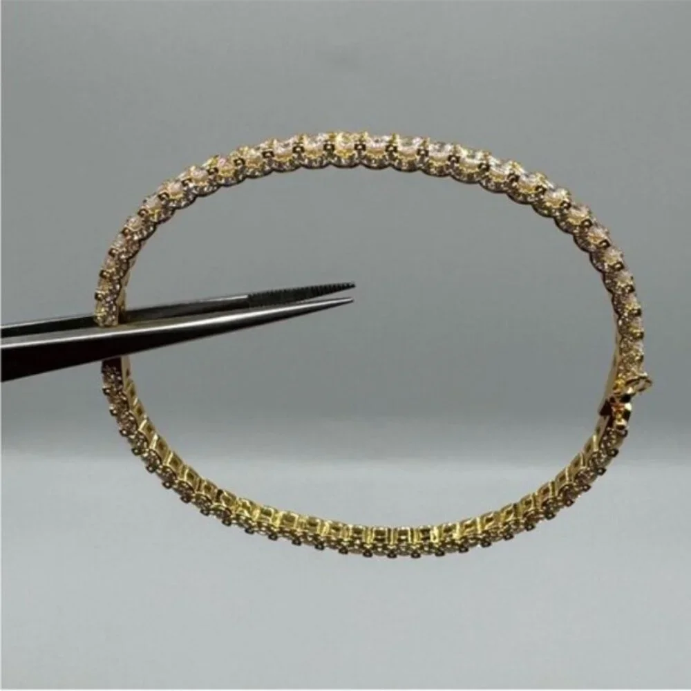 18k Tennis Bangle - Picture 4 of 10